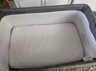 Minicuna bebé gris