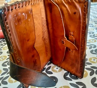 Cartera artesanal de cuero