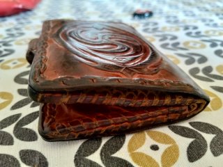 Cartera artesanal de cuero