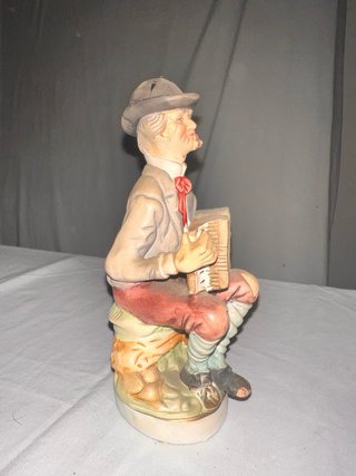 Figura cerámica músico acordeón