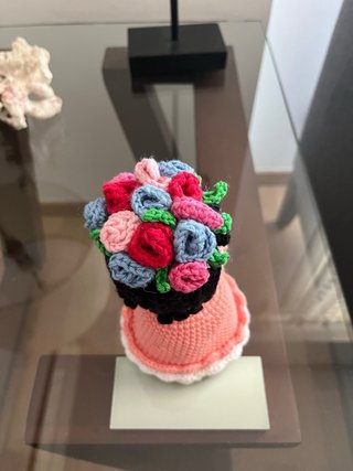 Muñeca reversible crochet flores.Decoración