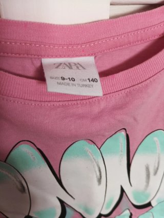Camiseta rosa estilo grafiti para niña