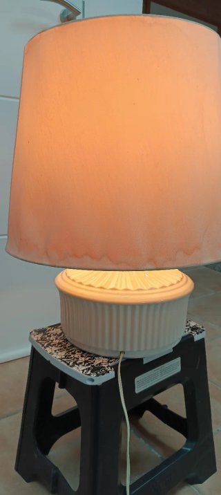 Lámpara de mesa beige y blanca