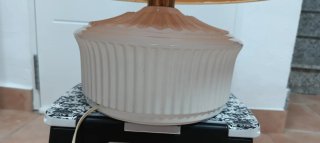 Lámpara de mesa beige y blanca
