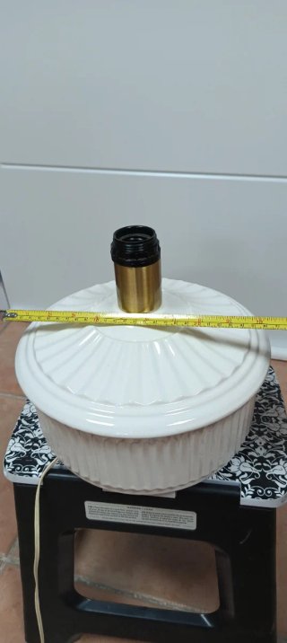 Lámpara de mesa beige y blanca