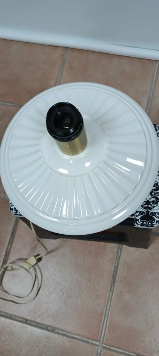 Lámpara de mesa beige y blanca