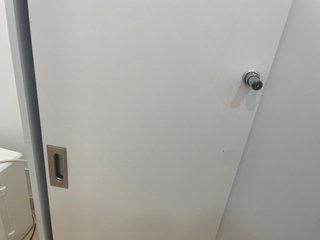 Estanterías metálicas blancas