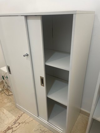 Estanterías metálicas blancas