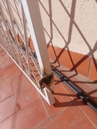 Reja de hierro macizo blanca