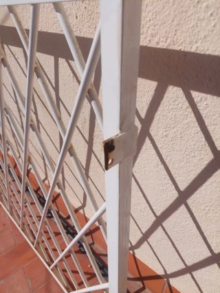 Reja de hierro macizo blanca