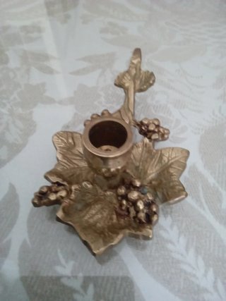 Palmatoria de bronce con diseño de hojas y uvas