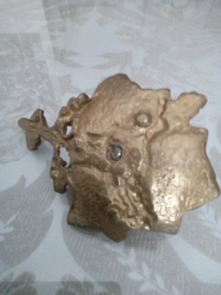 Palmatoria de bronce con diseño de hojas y uvas