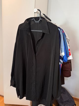 Camisa oversize Stradivarius negra