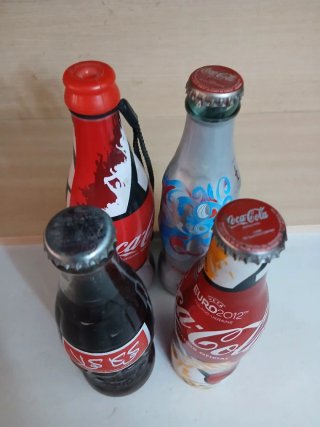 SCONTATO. Lotto di 4 bottiglie collezionabili Coca-Cola