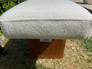 Banco de madera tapizado buclé.