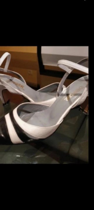 Zapatos tacón DAYSER negros y blancos