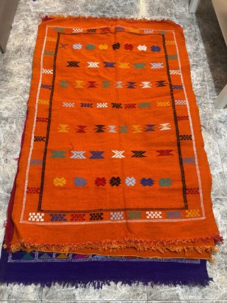 Alfombra de lana morada y multicolor