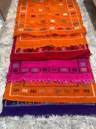 Alfombra de lana morada y multicolor