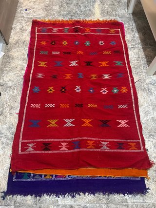 Alfombra de lana morada y multicolor
