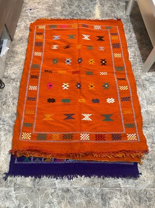 Alfombra de lana morada y multicolor