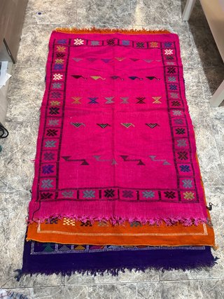 Alfombra de lana morada y multicolor