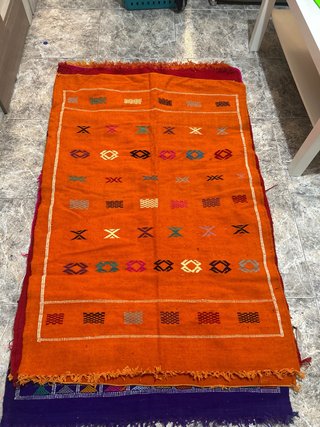 Alfombra de lana morada y multicolor