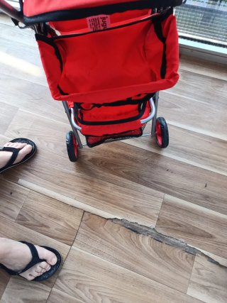 Carrito de muñecas rojo y gris