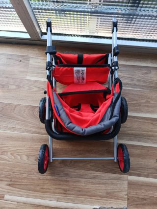 Carrito de muñecas rojo y gris