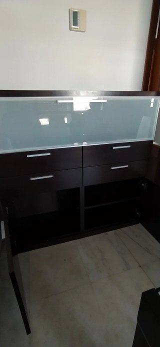 Mueble de salón madera y cristal