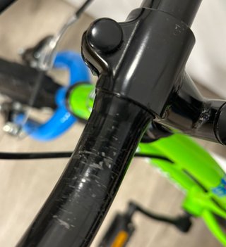 Bicicleta infantil verde y azul