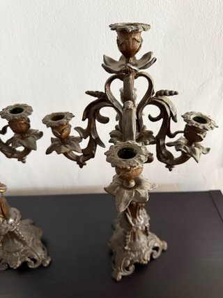 Pareja de candelabros antiguos de hierro fundido