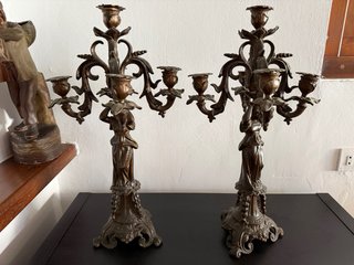 Pareja de candelabros antiguos de hierro fundido