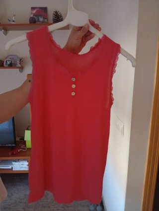 Las tres 6€.Camisetas azul sin mangas con botones