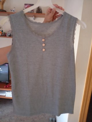 Las tres 6€.Camisetas azul sin mangas con botones