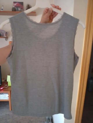 Las tres 6€.Camisetas azul sin mangas con botones