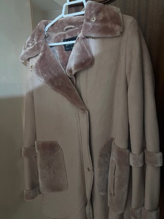 Abrigo Stradivarius rosa efecto pelo Talla S