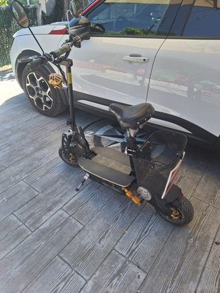 Patinete eléctrico con asiento y cesta