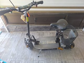 Patinete eléctrico con asiento y cesta