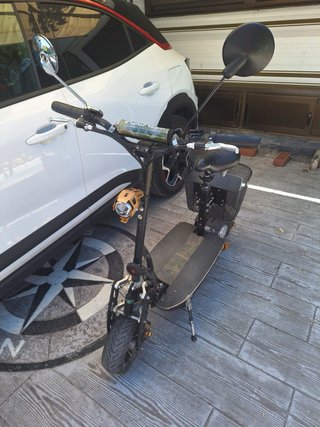 Patinete eléctrico con asiento y cesta