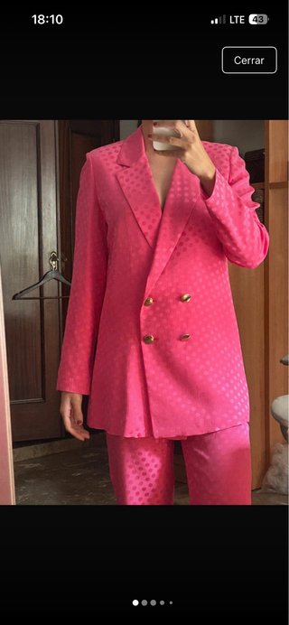 Traje chaqueta fucsia topos