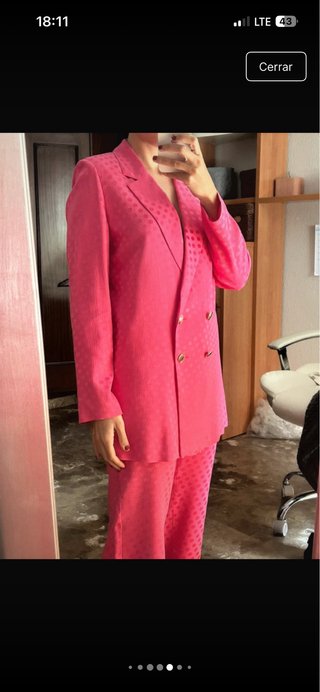 Traje chaqueta fucsia topos