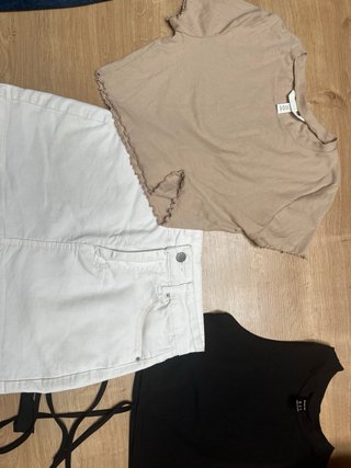 Falda vaquera blanca y 2 camisetas H&M