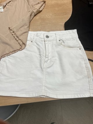 Falda vaquera blanca y 2 camisetas H&M