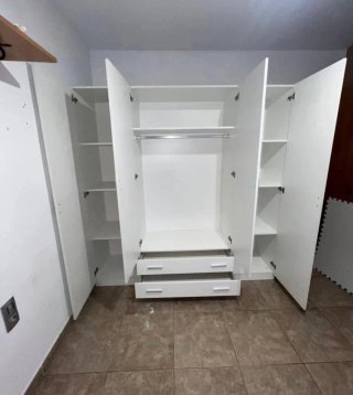 Armario de madera marrón y blanco