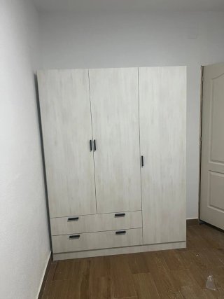 Armario de madera marrón y blanco