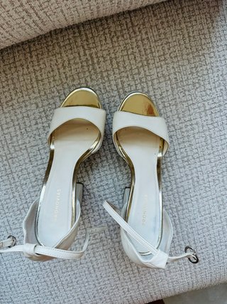 Zapatos de tacón Pronovias blancos y dorados