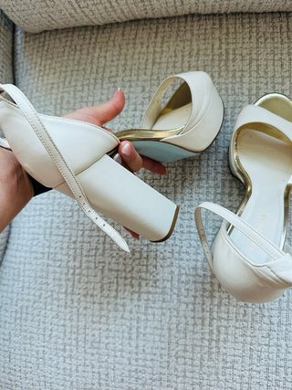 Zapatos de tacón Pronovias blancos y dorados
