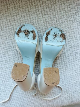 Zapatos de tacón Pronovias blancos y dorados
