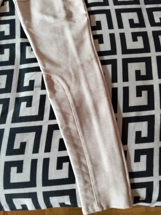 Pantalón beige efecto ante ajustado con cremallera