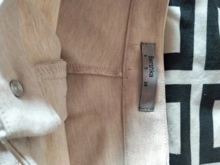 Pantalón beige efecto ante ajustado con cremallera